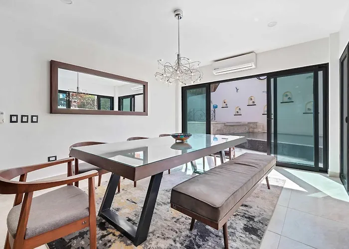 Marbella Lane Premium Ocean View & Pool Holiday home *