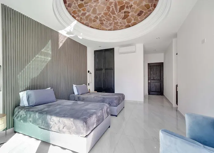 Marbella Lane Premium Ocean View & Pool Holiday home *