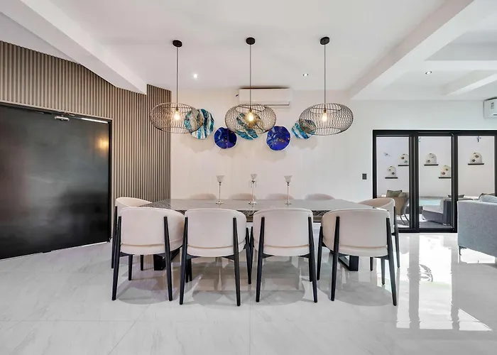 Marbella Lane Premium Ocean View & Pool Holiday home